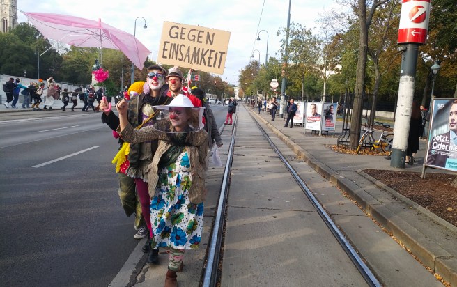 Les clowns mènent la marche contre l'interdiction de la burqa dans les rues de Vienne - sur fonds de campagne