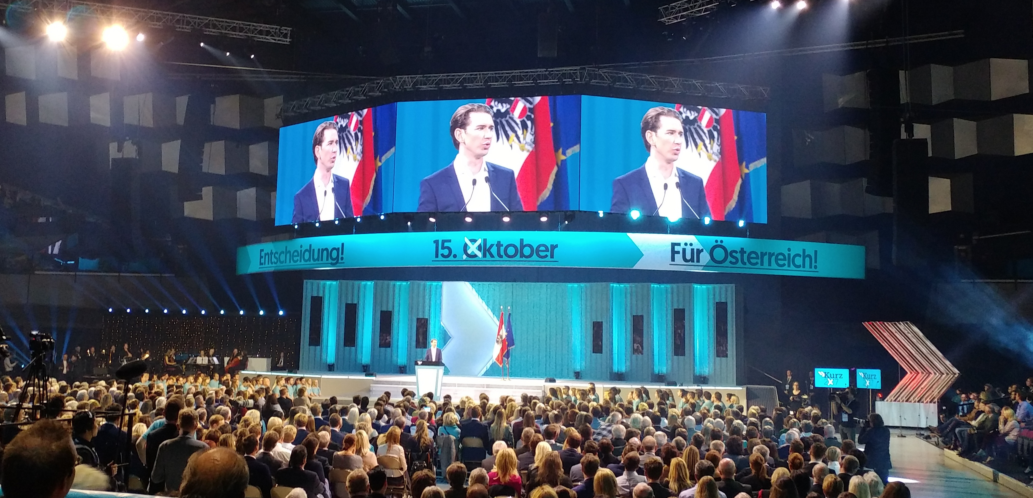 Sebastian Kurz à la tribune de la Stadthalle