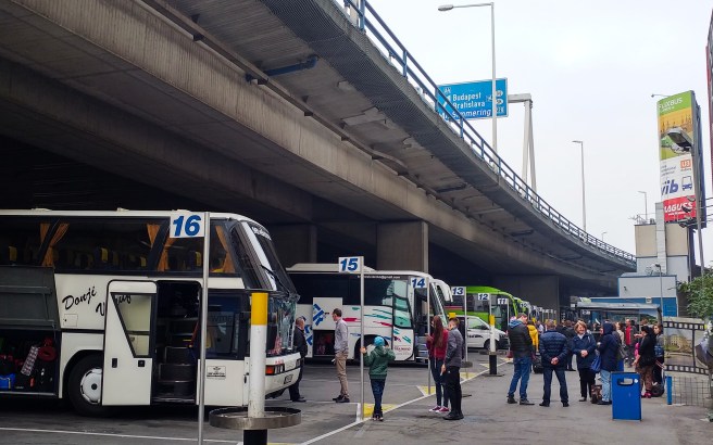 Le Vienna International Busterminal : sa situation sous une bretelle d'autoroute n'est pas très esthétique, mais pratique pour partir sans retard vers Budapest ou Bratislava.