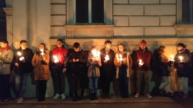Une chaîne de lumière pour protéger le quartier ministériel des ministres du FPÖ.