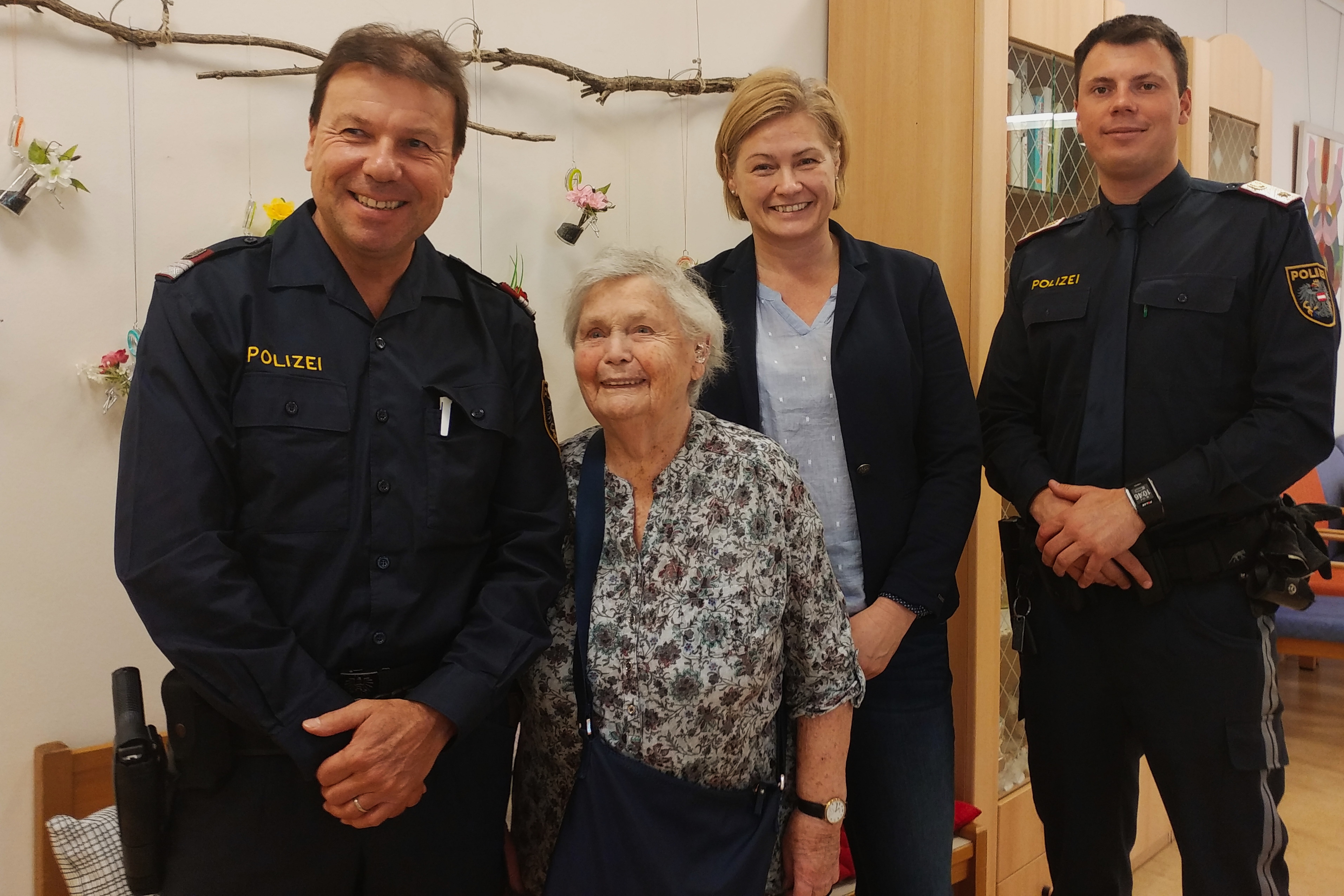 inspecteur Moser, Wilhelmina, directrice, inspecteur Gobold